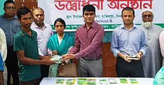 হিলিতে কৃষকদের সবজি বীজ ও সার বিতরণ